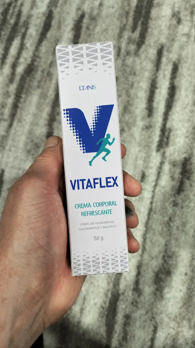 Una mano sostiene la caja de Vitaflex de 50 g